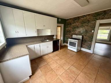 Main picture of 904 W Oak Ave