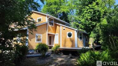 Main picture of 679 N Larch St