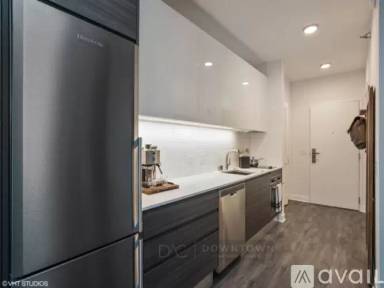 Main picture of 222 W Hubbard St