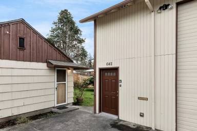 Main picture of 631 S 159th St