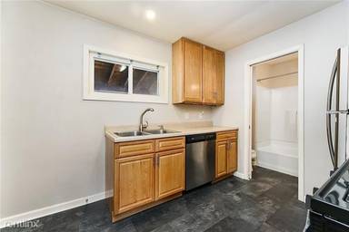 Main picture of 913 Elm St