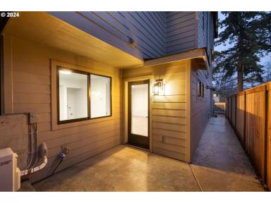 Main picture of 623 SW Lobelia St