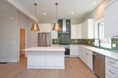 Main picture of 2897 Romana Pl