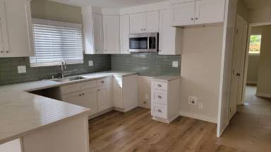 Main picture of 208 Delphinium St