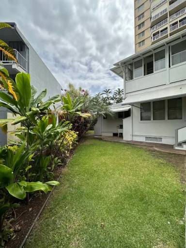 Main picture of 2452 Kapiolani Blvd