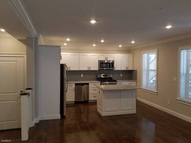 Main picture of 37 Oak St