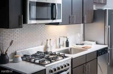 Main picture of 152 W Superior St