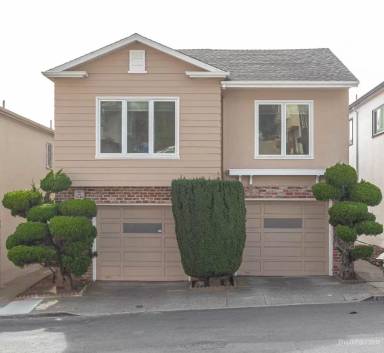 Main picture of 2 Warren Dr