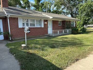 Main picture of 102 E Ford St