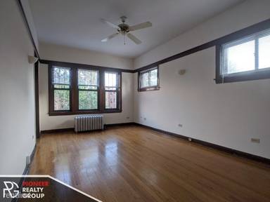 Main picture of 816 W Waveland Apartments