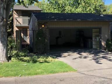 Main picture of 984 N Camelot Dr
