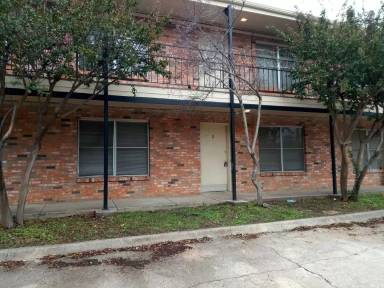 Main picture of 802 W Oak St