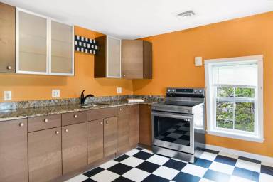 Main picture of 15 Myrtle Ave