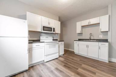Main picture of 2435 N Kenwood Ave