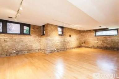 Main picture of 1417 N Hoyne Ave