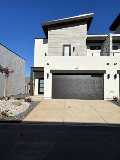 Main picture of 631 E Eureka Aly