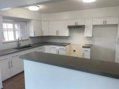 Main picture of 4336 W 171st St