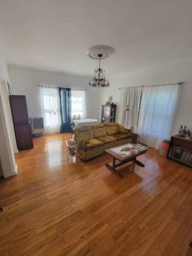 Main picture of 1935 N Vermont Ave