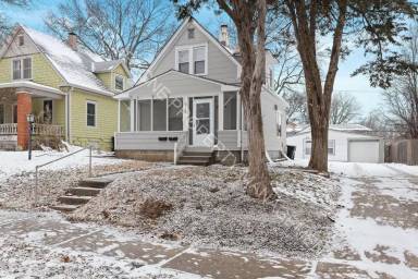 Main picture of 936 W 42nd St
