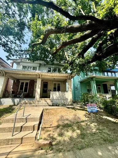 Main picture of 2500 Derry St