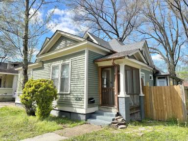 Main picture of 2030 Young Ave