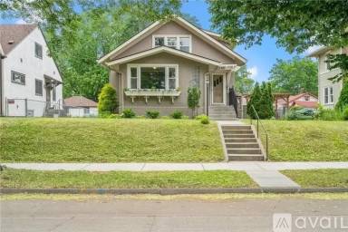 Main picture of 2334 Arthur St NE