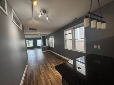 Main picture of 2062 N Damen Ave