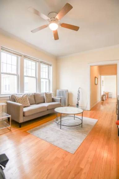 Main picture of 2469 W Gunnison St