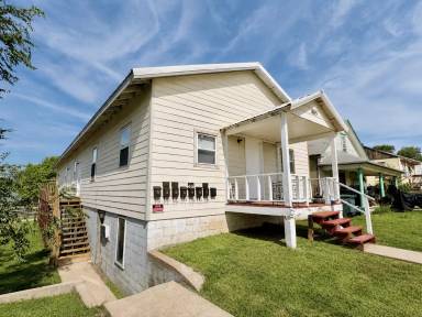 Main picture of 805 7th Ave