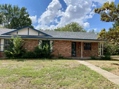 Main picture of 501 Oak Ridge Pl