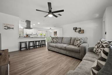 Main picture of 223 SE 45th St