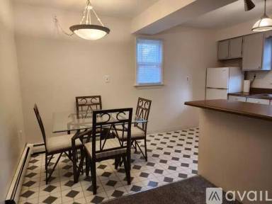Main picture of 932 W 4th St