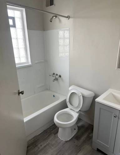 Main picture of 1050 Lakewood St