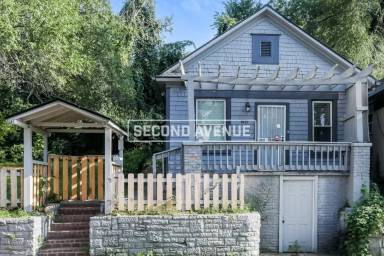 Main picture of 1037 Metropolitan Ave