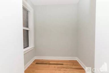 Main picture of 4409 N Wolcott Ave