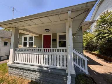 Main picture of 2109 Victoria Ave