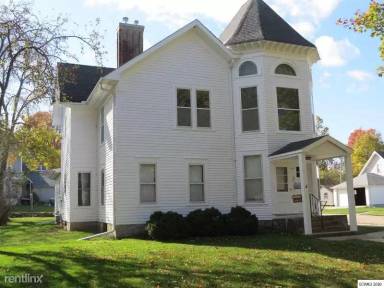 Main picture of 405 W Pleasant St