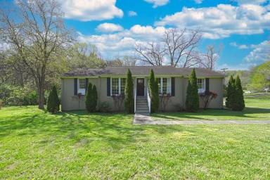 Main picture of 7635 Charlotte Pike