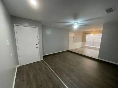 Main picture of 913 E Timberview Ln