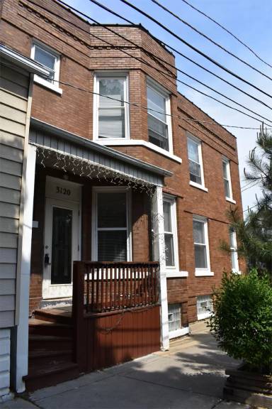 Main picture of 3120 N Oakley Ave