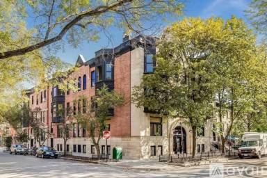Main picture of 819 W Dickens Ave