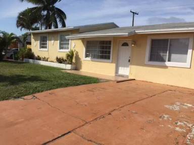 Main picture of 1451 SW 46th Ave