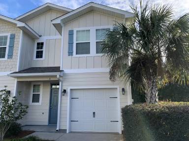 Main picture of 20 E Shady Oaks Ln