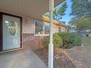 Main picture of 2737 S Weaver Ave