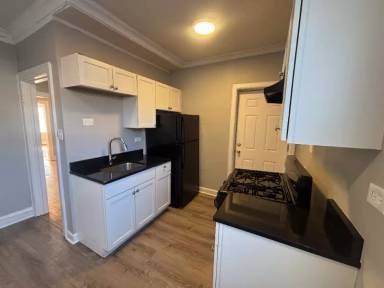 Main picture of 654 E 81st St