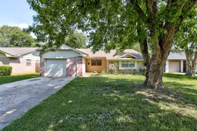 Main picture of 1627 Surrey Dr