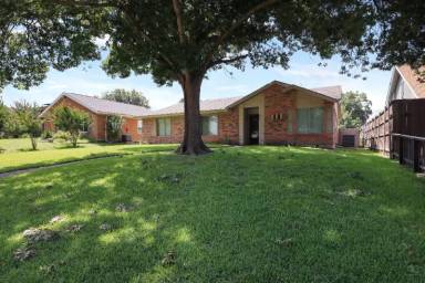 Main picture of 2814 Holy Cross Ln
