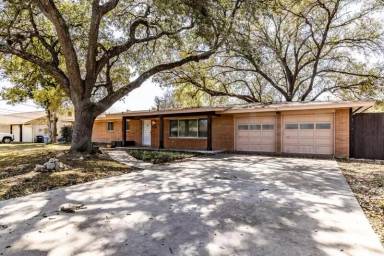 Main picture of 102 Herweck Dr