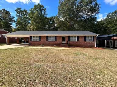 Main picture of 699 University Dr
