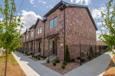 Main picture of 201 E 17th St